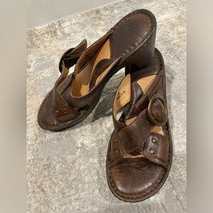 Born Brown Leather Buckle Criss Cross Strap Heeled Slides Sandals Size 8 Chunky